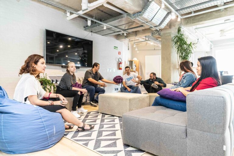 17 - Pessoal socializando no living